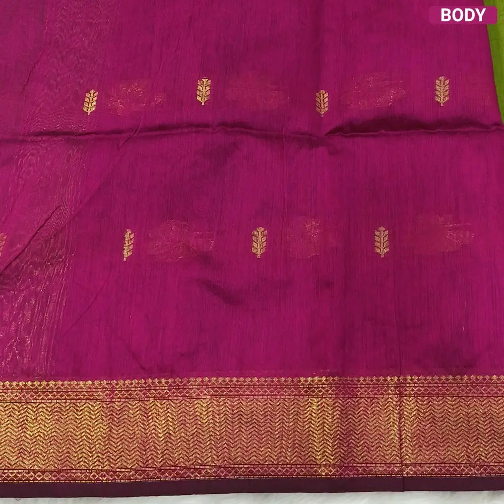 Mossy green with rani pink Traditional zari woven silk cotton saree,Contrast double side borders, thread woven pallu, thread woven running blouse with borders. NS25