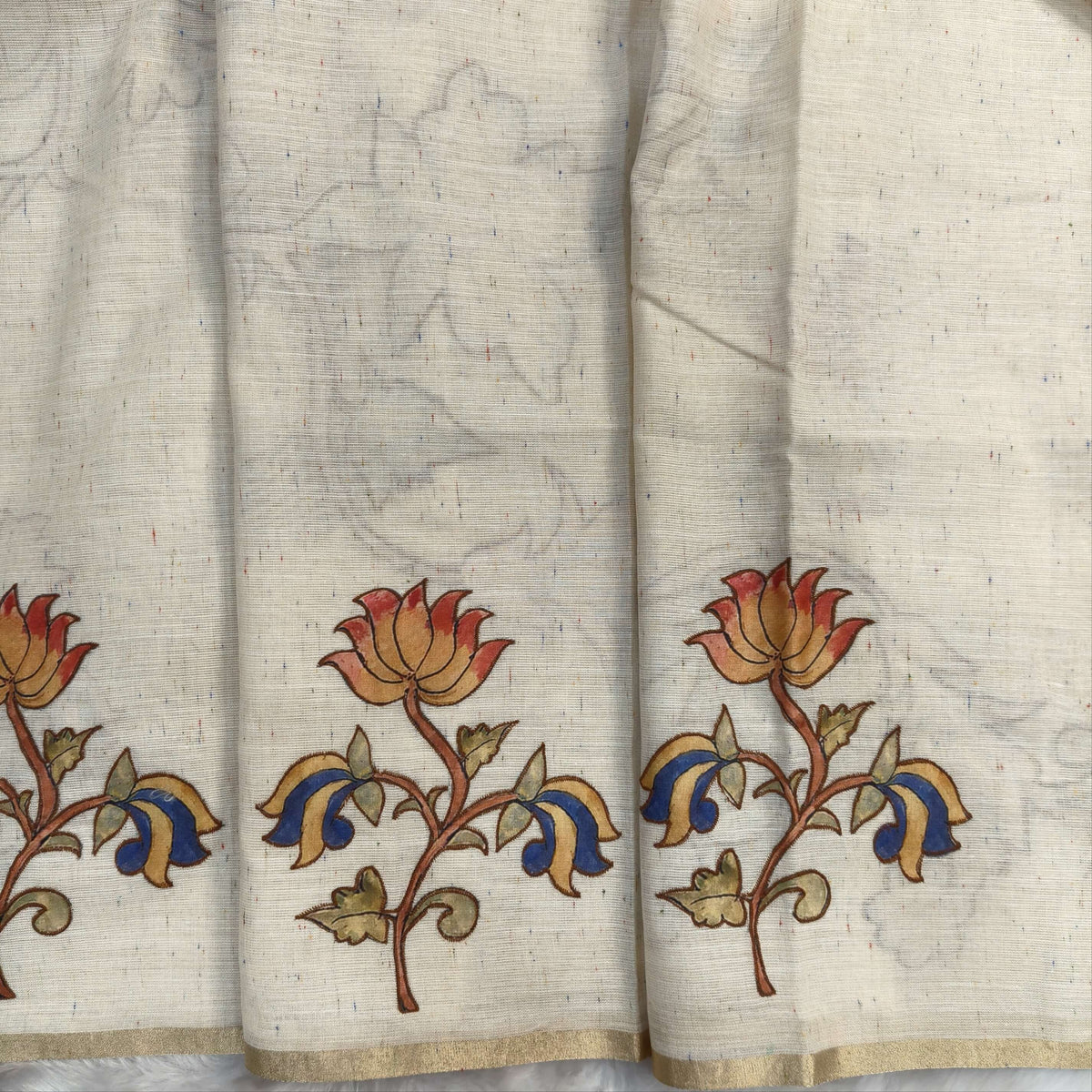 Rich beige pure linen cotton saree with rich art silk applique work all over,rich pallu,digital printed art silk blouse. NS271